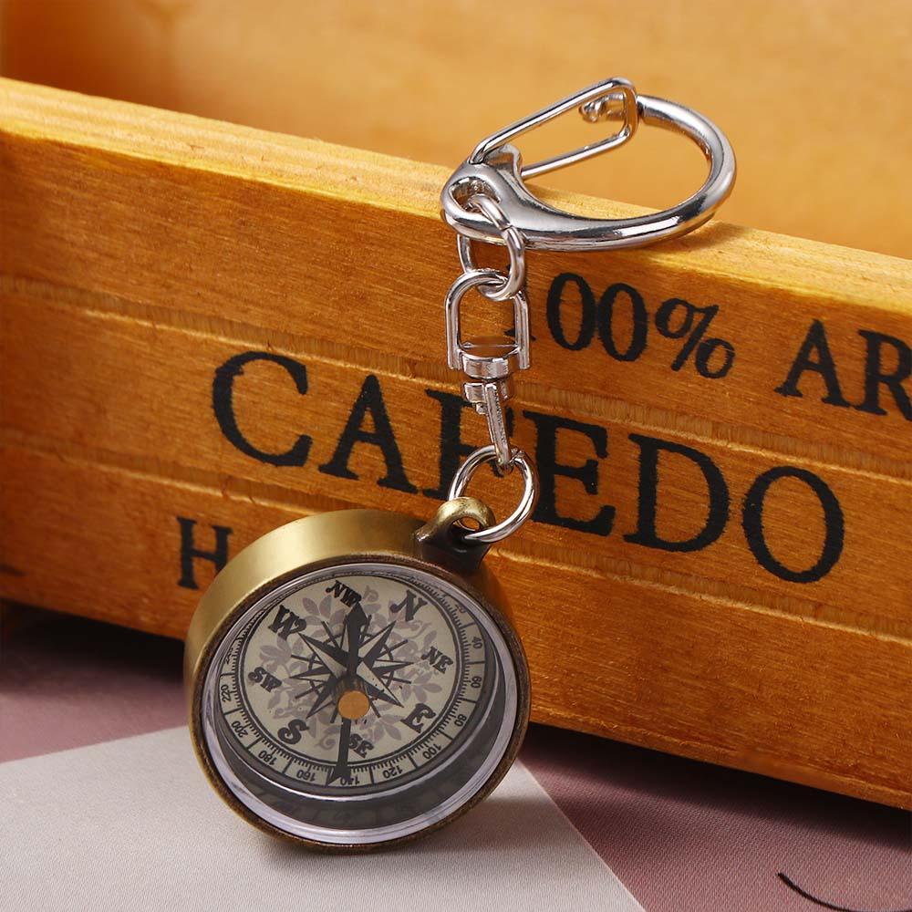 Compass Keychain Mini - เข็มทิศพกพาขนาดเล็ก สีทอง วัสดุโลหะผสมสังกะสี สไตล์วินเทจ ใช้เป็นพวงกุญแจ เหมาะสำหรับตั้งแคมป์